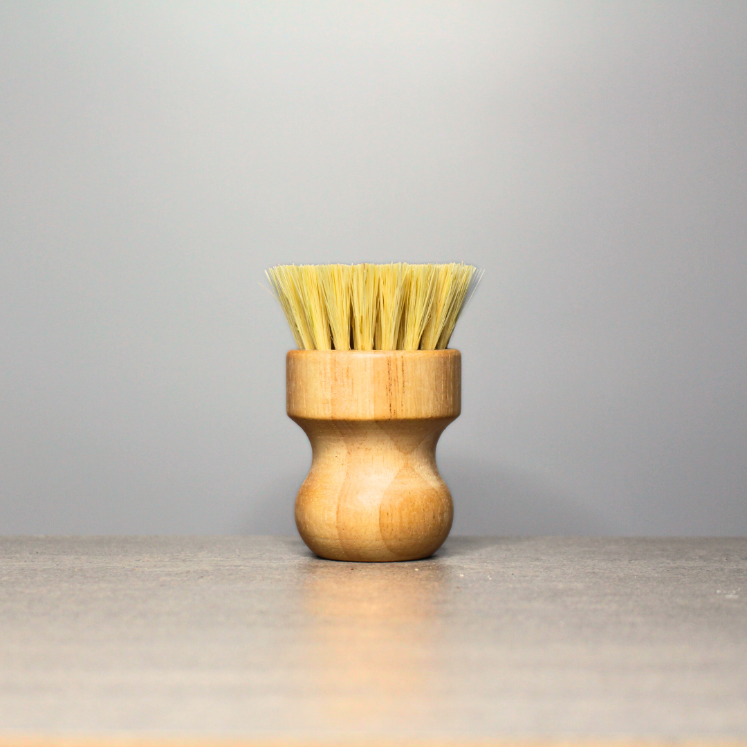 Introducing the Sisal Pot Brush, crafted for eco-conscious cleaning with its natural sisal fibres and ergonomic wooden handle. Measuring 7.8cm by 5.5cm, this durable brush effectively tackles tough grime without scratching your pots and pans. Perfect for those seeking a sustainable cleaning solution, the Sisal Pot Brush combines functionality with an eco-friendly approach to kitchen care.