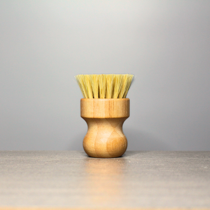 Introducing the Sisal Pot Brush, crafted for eco-conscious cleaning with its natural sisal fibres and ergonomic wooden handle. Measuring 7.8cm by 5.5cm, this durable brush effectively tackles tough grime without scratching your pots and pans. Perfect for those seeking a sustainable cleaning solution, the Sisal Pot Brush combines functionality with an eco-friendly approach to kitchen care.